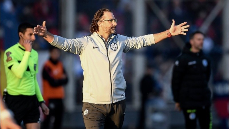 Pizzi reclama, atrás Bernardi mira. Andrés Merlos dio un penal muy cuestionable.