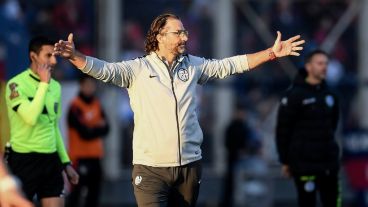 Pizzi reclama, atrás Bernardi mira. Andrés Merlos dio un penal muy cuestionable.