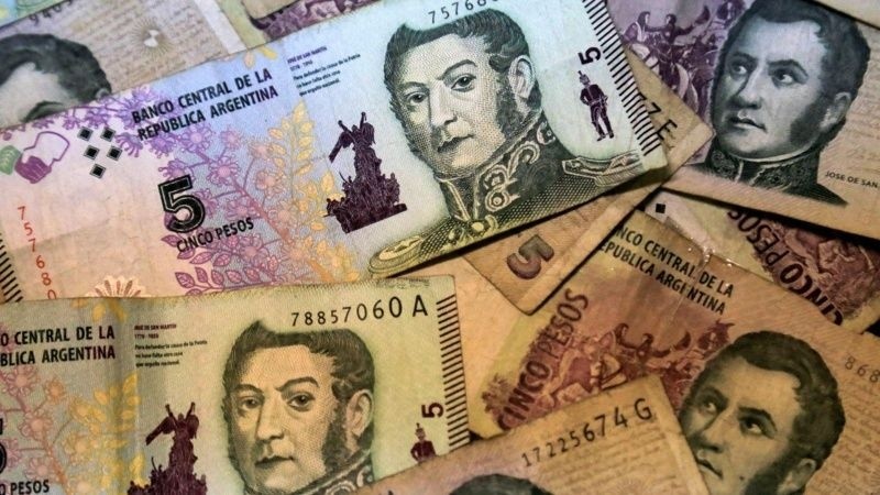 Los billetes de 5 pesos, próximos a salir de circulación.