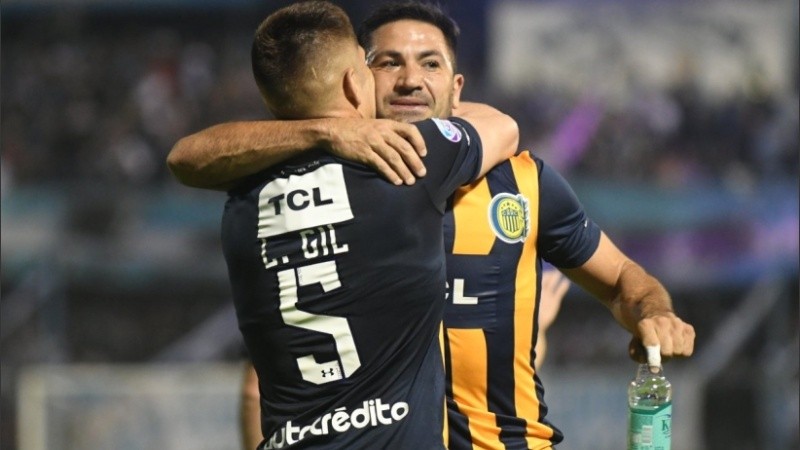 Rinaudo se abraza con Gil, el autor del gol del triunfo.