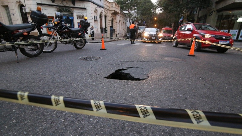 Un gran pozo en el cruce de Balcarce y Zeballos.
