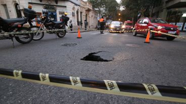 Un gran pozo en el cruce de Balcarce y Zeballos.