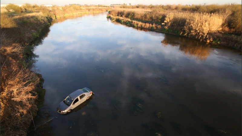 Los dos ocupantes del auto terminaron en el Gamen. 