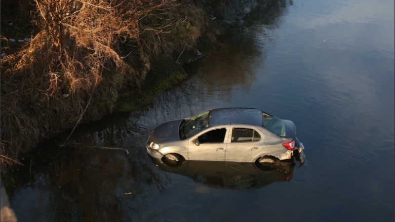 Los dos ocupantes del auto terminaron en el Gamen. 