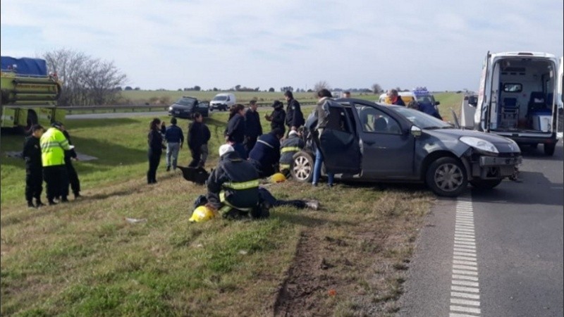 El auto en medio de la autopista tras impactar con el camión. 