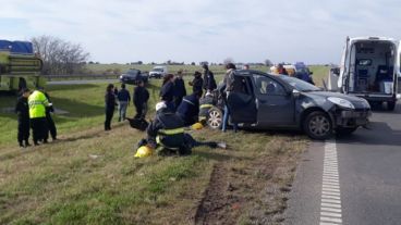 El auto en medio de la autopista tras impactar con el camión.