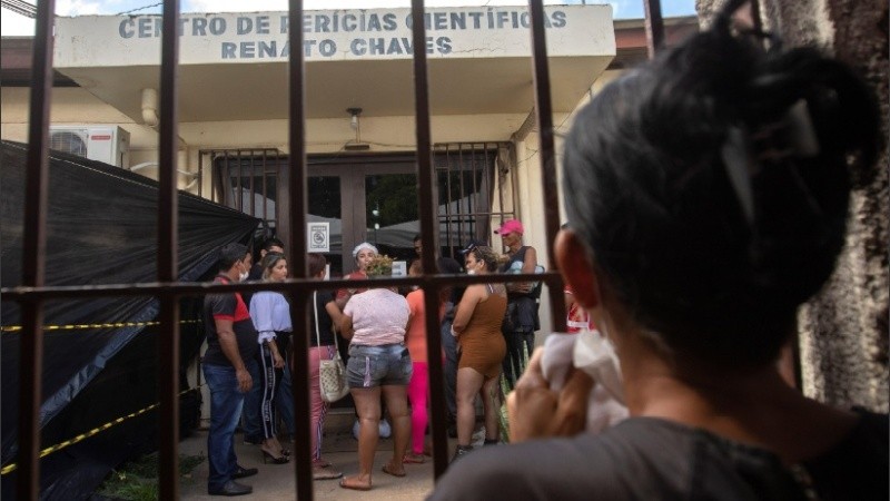 Familiares esperan la entrega de los cuerpos en la morgue.