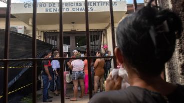 Familiares esperan la entrega de los cuerpos en la morgue.