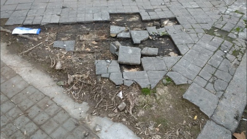 Las baldosas que faltan en San Juan al 3700.