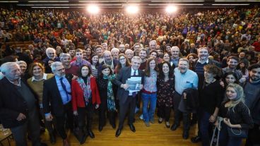 Fernández junto a científicos en la UBA.