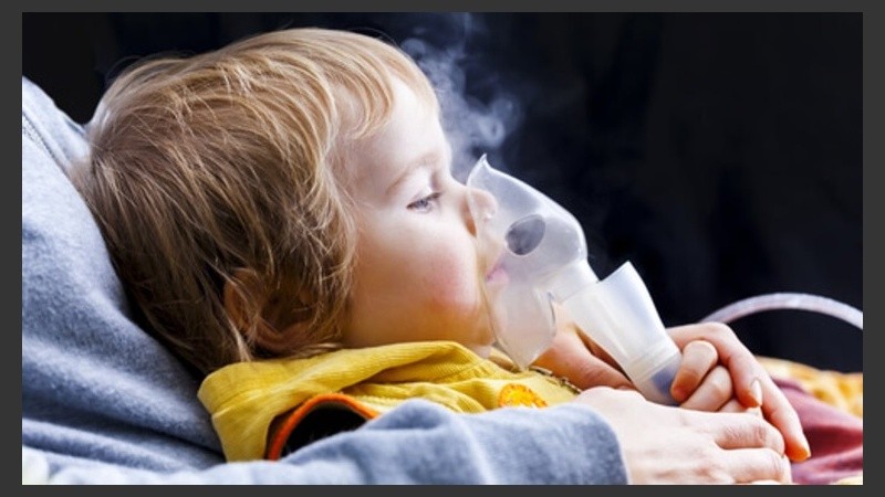 El órgano que se ve afectado es el aparato respiratorio.