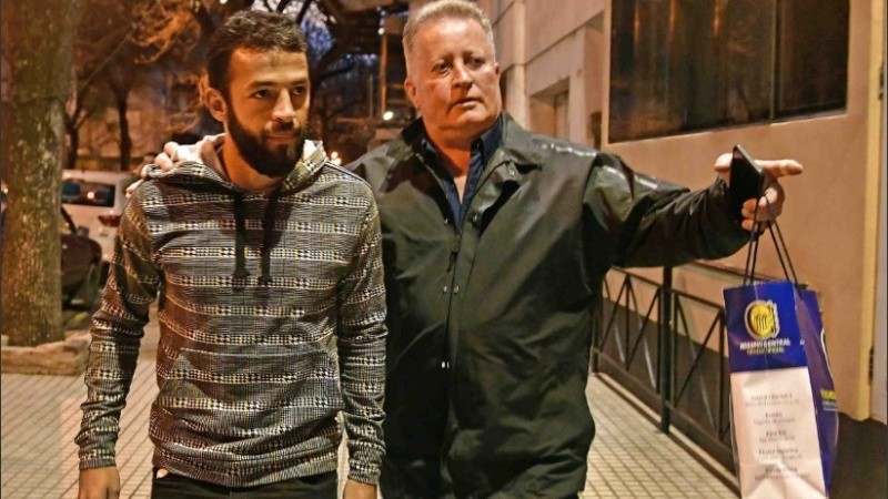 El delantero, junto al vocal Zucchio al ingreso a la revisión.