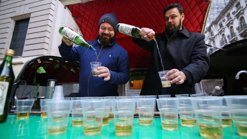 Como todos los años, repartieron caña con ruda en dicha esquina tradicional de la ciudad.
