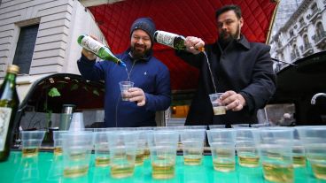 Como todos los años, repartieron caña con ruda en dicha esquina tradicional de la ciudad.