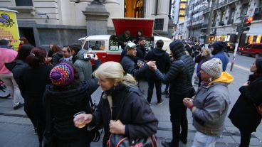 La gente participando de la tradición este jueves por la mañana.