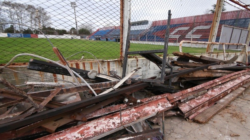 Nostalgia de los hinchas charrúas. Desmantelaron la vieja tribuna de Central Córdoba.
