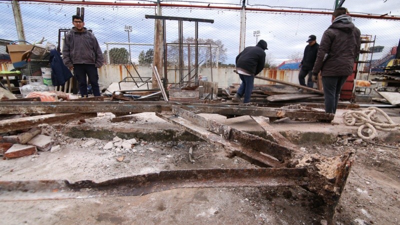 Lo poco que queda por sacar en la tribuna oeste.