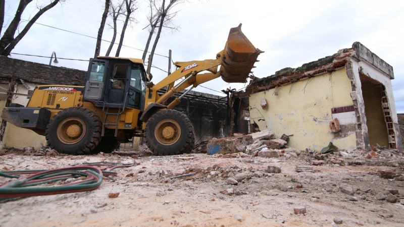 Una de las máquinas derribando la última estructura de cemento que queda en pie. 