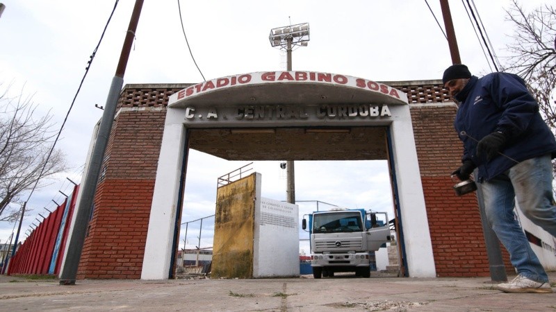 Una de las entradas al estadio Gabino Sosa. Muchos hinchas viven con nostalgia este momento.