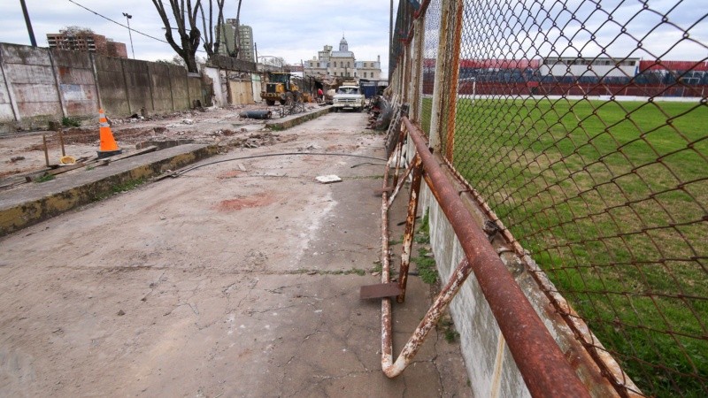 Un viejo paravalancha apoyado sobre el tejido de la cancha. Con la tribuna se va una rica parte de la historia charrúa.