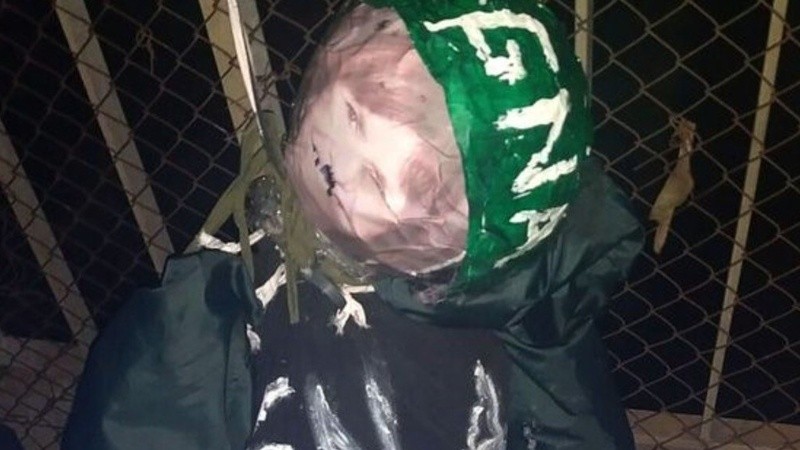 El muñeco se encontró en un puente peatonal de La Matanza.