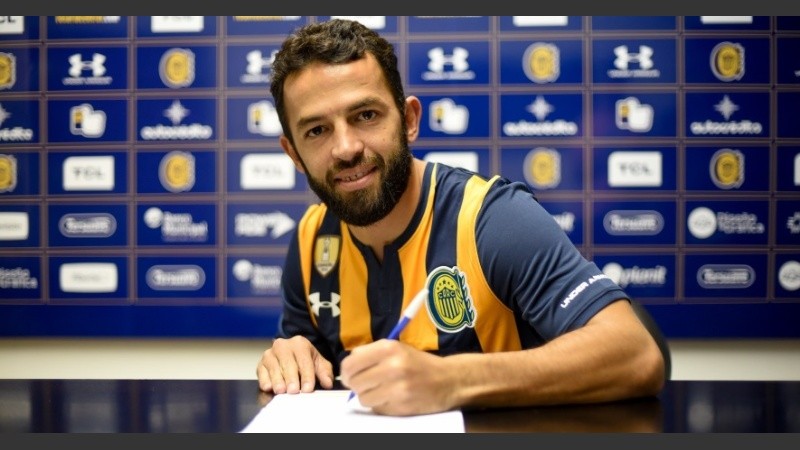 Lucas Gamba firmando en Rosario Central este jueves. 