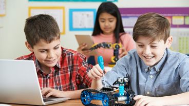 Los talleres de robótica explotan la valiosa técnica educativa de “aprender jugando”.