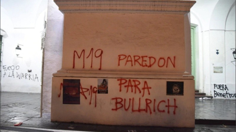 “Paredón para Bullrich”, uno de los mensajes que quedaron en el edificio.