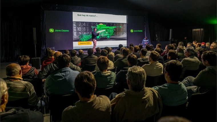 Presentación de la cosechadora en la planta de Granadero Baigorria.