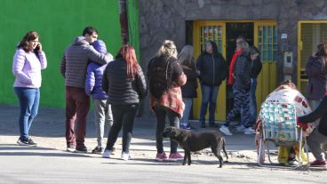 Consternación de familiares y vecinos por el asesinato del almacenero.