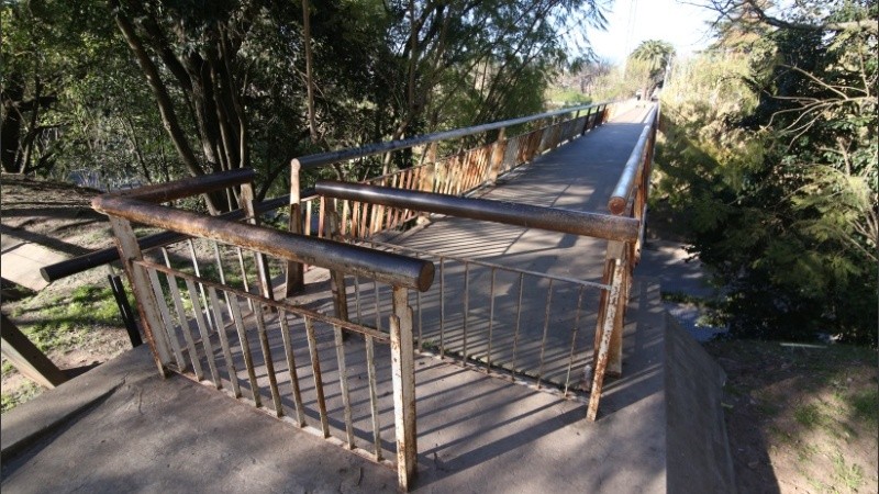 El puente por el que escapó el homicida en el Parque Urquiza. 