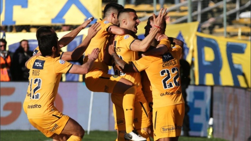 Ribas abraza a Zabala, autor del gol canalla.