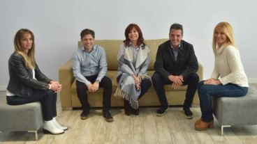 Cristina junto a Massa y Kicillof; en las puntas Galmarini y Magario.