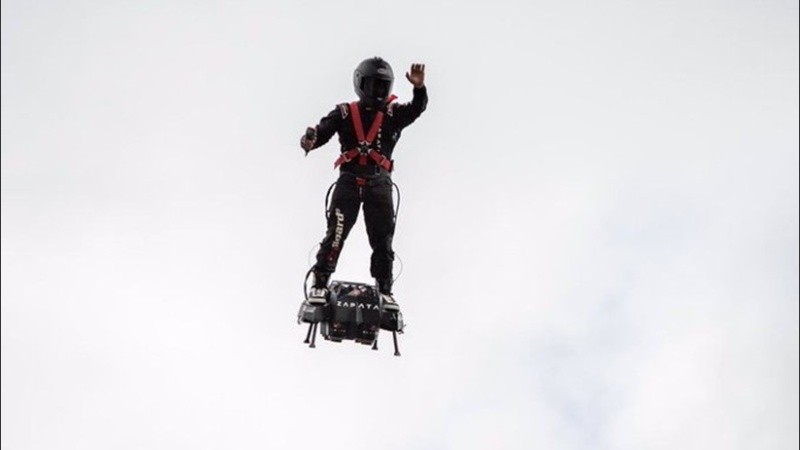 Zapata con su flyboard por los aires.