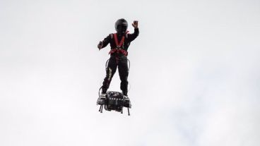 Zapata con su flyboard por los aires.
