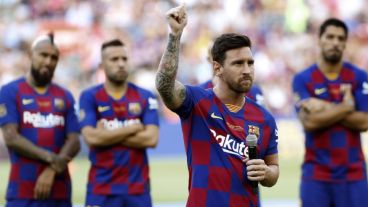 Leo, como siempre ovacionado en el Camp Nou.