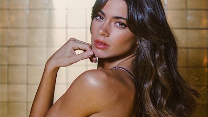 La cantante se animó a posar con el torso desnudo en las redes sociales.