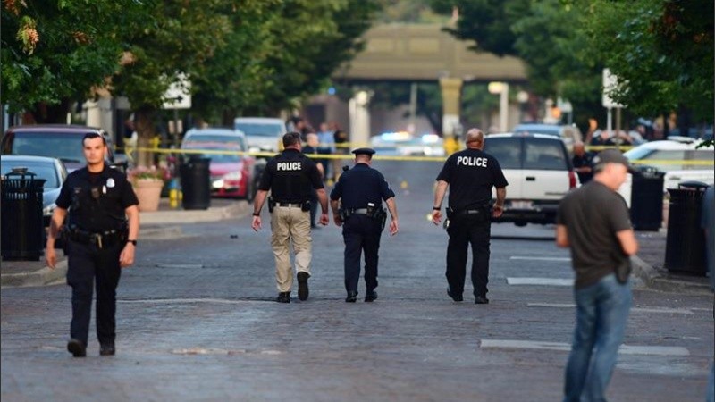 Policías en la escena del tiroteo. 