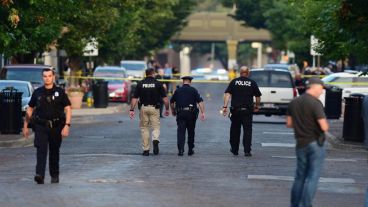 Policías en la escena del tiroteo.