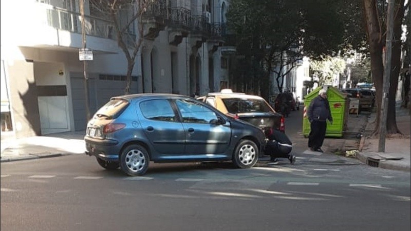 Los autos involucrados en el fuerte choque en el centro de Rosario. 