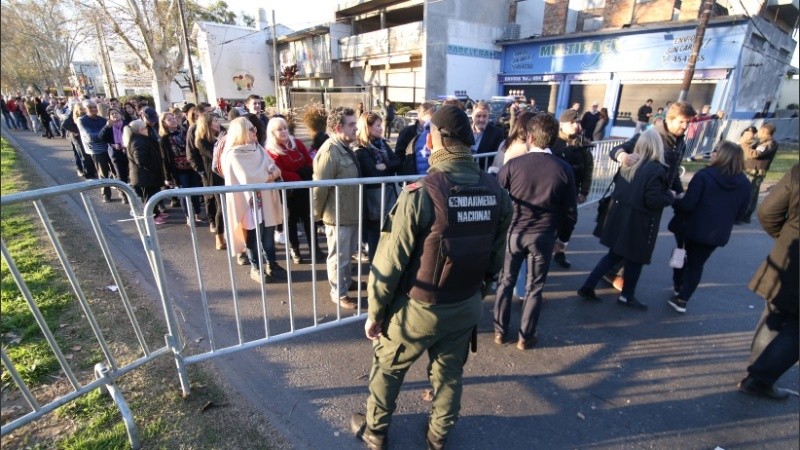 Seguidores de Macri haciendo fila para entrar a Banco Nación y fuerte operativo de Gendarmería. 
