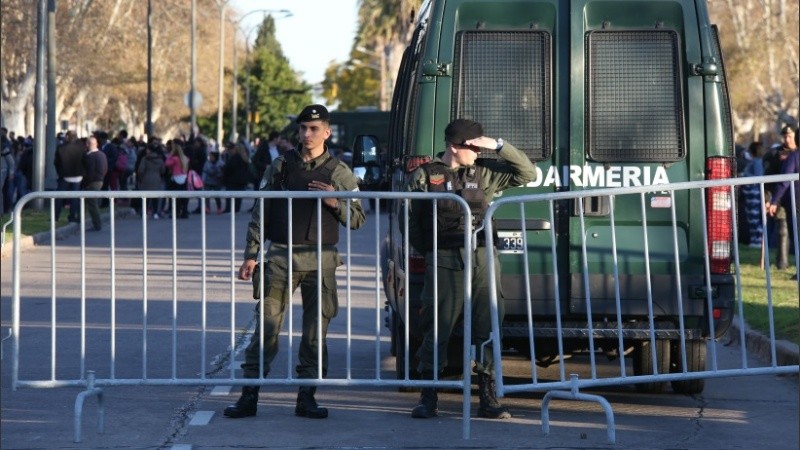 Fuerte operativo de Gendarmería en la zona norte de Rosario por la llegada de Macri.