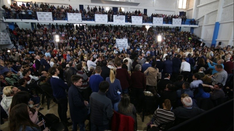 Los seguidores de Macri esperando el discurso del presidente. 