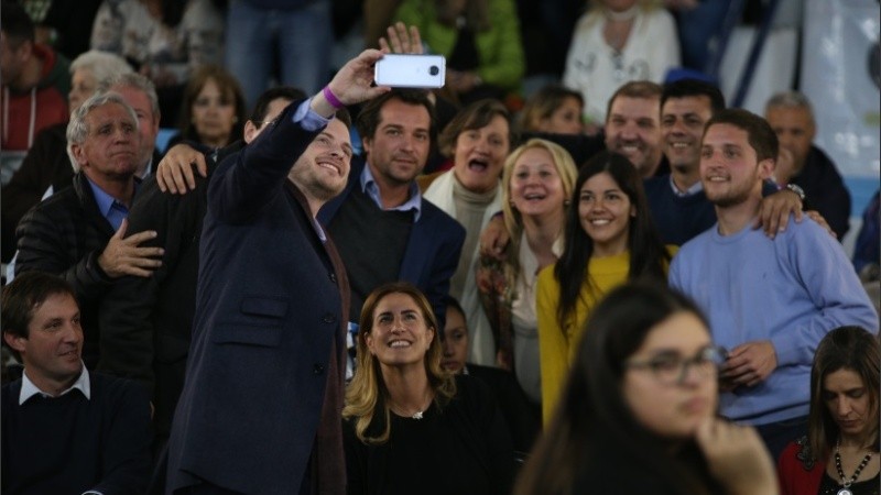 Roy López Molina a pura selfie en el club Banco Nación. 