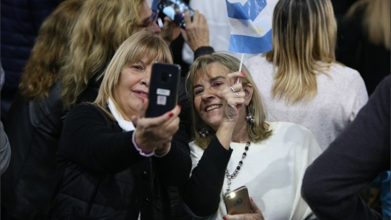 A pura selfie en la previa del discurso del presidente en Rosario. 