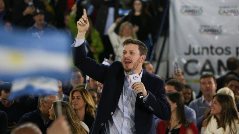 El diputado Federico Angelini durante su discurso en el acto de campaña de Mauricio Macri en Rosario.