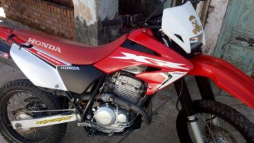 La moto de tipo enduro sería la usada por los asaltantes.