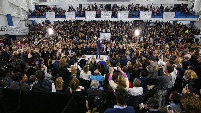 Macri dando su discurso en el club Banco Nación colmado. 