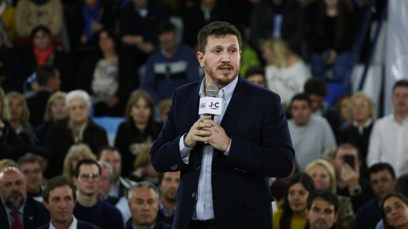 El diputado Federico Angelini durante su discurso en el acto de campaña de Mauricio Macri en Rosario.