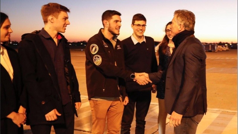 El mandatario saludó a estudiantes que estuvieron en el Space Apps Challenge.